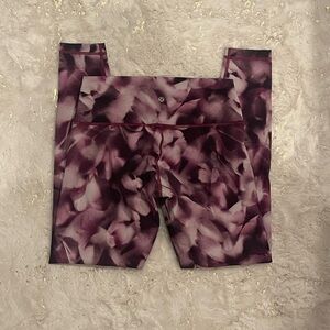 LULULEMON SIZE 8 MEDIUM 7/8 LEGGINGS CAPRI PURPLE PINK WHITE GOOD CONDITION